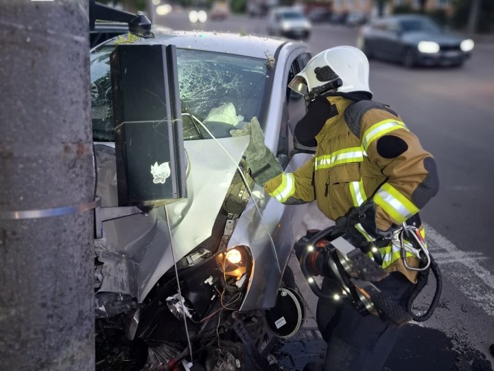 У Луцьку легковик врізався в електроопору, працювали рятувальники. ФОТО