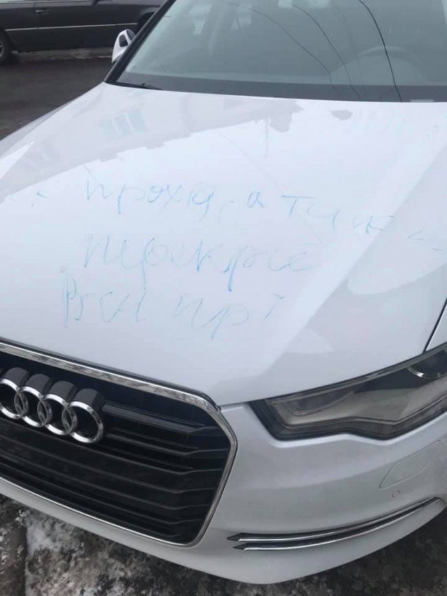 У Луцьку дідусь написав автоандону зауваження на капоті. ФОТО. ВІДЕО