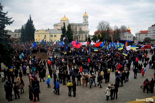 Віче на луцькому Майдані. ФОТО