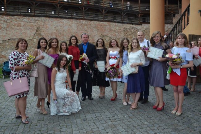 У Луцькому замку для новоспечених філологів та журналістів влаштували випускний