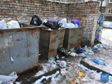 У Нововолинську скаржаться на гори сміття. ФОТО