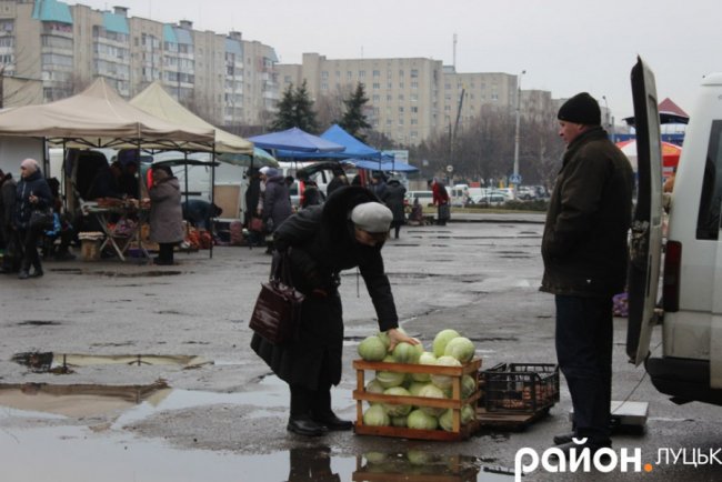 Від м’яса і «молочки» до лікарських трав: що і за скільки продають на фермерському ярмарку у Луцьку