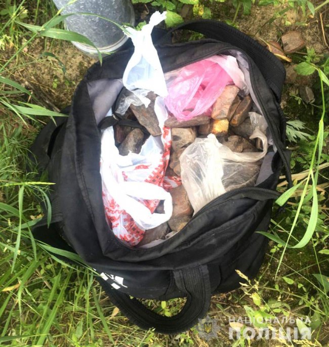 На Рівненщині під час обшуку вилучили понад 140 кілограмів бурштину. ФОТО
