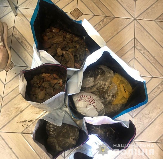 На Рівненщині під час обшуку вилучили понад 140 кілограмів бурштину. ФОТО