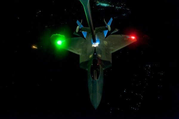 Американський літак-заправник McDonnell Douglas KC-10 Extender заправляє багатоцільовий винищувач F-22 Raptor перед військовою операцією в Сирії. (© ВПС США / AP)