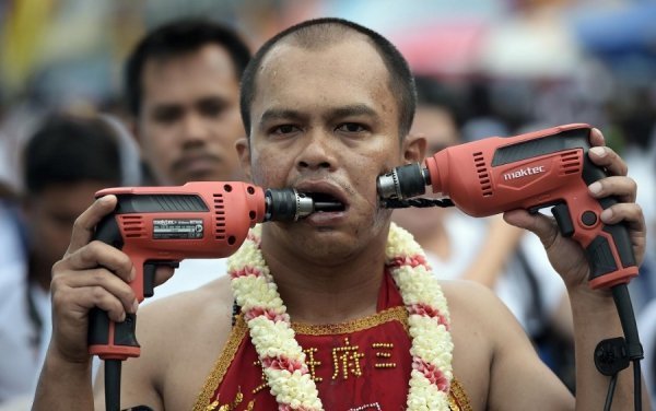 Китайський віруючий просвердлив собі щоки під час щорічного Фестивалю вегетаріанців на острові Пхукет, Таїланд. (© AFP)