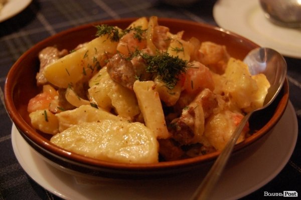 Пательня №2 (картопля, свинина, бочок, помідор, сметана, цибуля, часник, зелень)