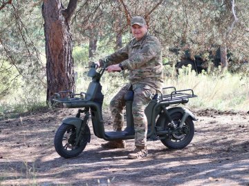 Командиру волинських тероборонівців бойові завдання допомагає виконувати електромопед