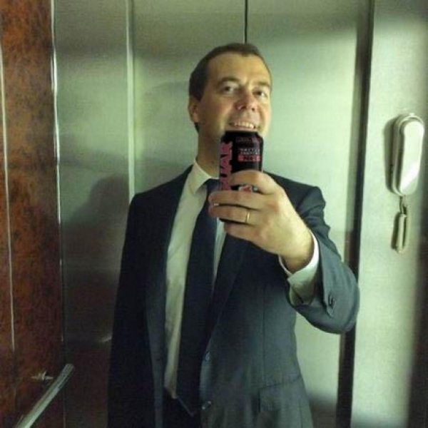 Інтернет сміється з селфі Медведєва. ФОТО