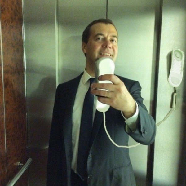 Інтернет сміється з селфі Медведєва. ФОТО