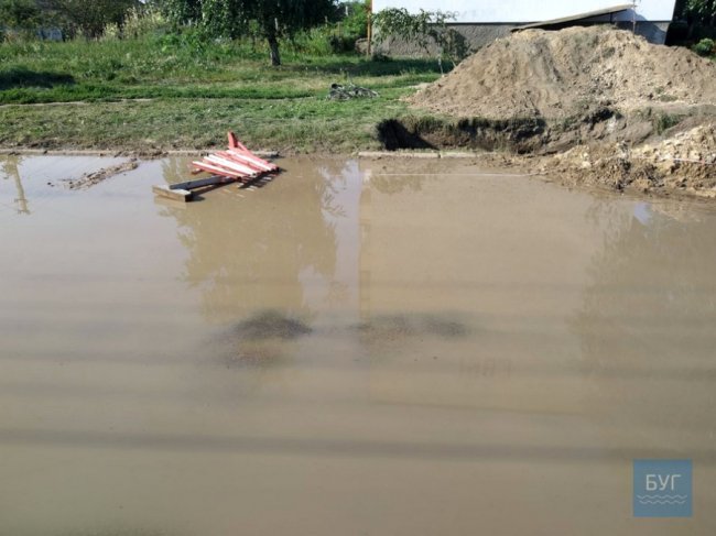 Волинське місто підтопило через прорив труби, яку нещодавно замінили. ВІДЕО, ФОТО 