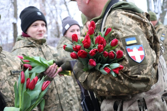 Тюльпани для захисниць: військові тероборони Луцька привітали жінок зі святом. ФОТО