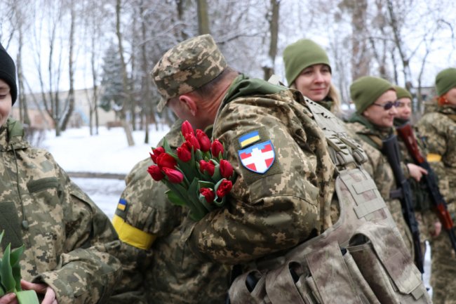 Тюльпани для захисниць: військові тероборони Луцька привітали жінок зі святом. ФОТО