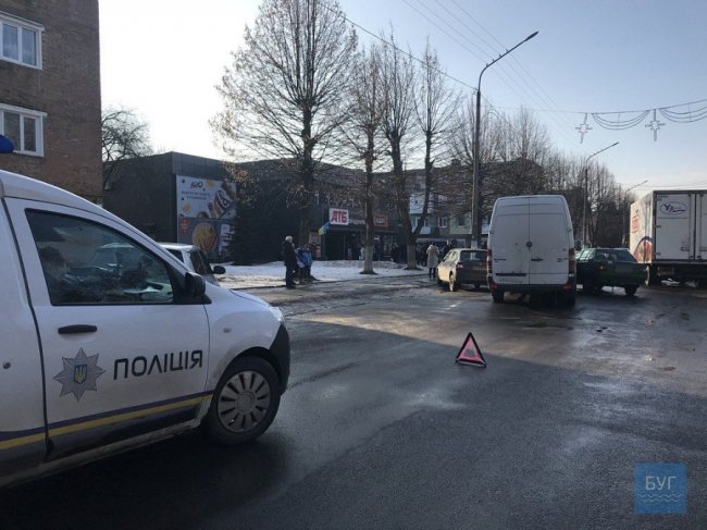 У Нововолинську «поцілувалися» легковик та бус. ФОТО