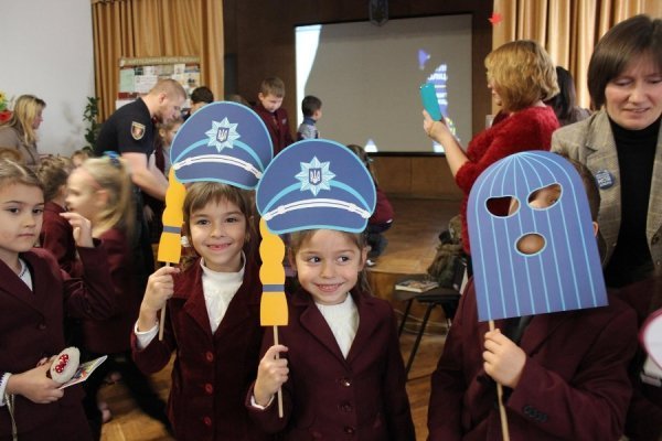 Луцькі патрульні розказали школярам, як правильно переходити дорогу