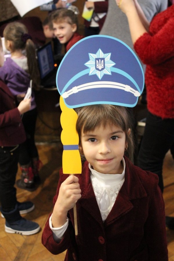 Луцькі патрульні розказали школярам, як правильно переходити дорогу