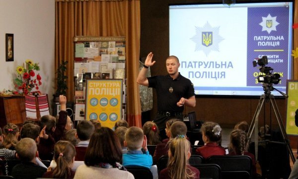 Луцькі патрульні розказали школярам, як правильно переходити дорогу