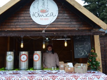 Не глінтвейном єдиним: у центрі Луцька продають запашну «Юшку to go». ФОТО