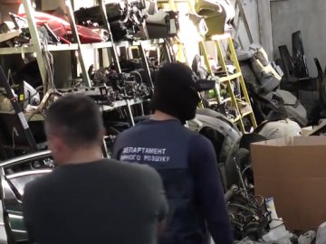 Експравоохоронці у складі банди викрадали елітні автівки і розбирали їх на запчастини у Луцьку. ВІДЕО