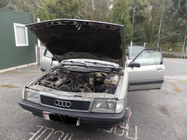 На Волині у білоруса вилучили легковик, набитий контрабандними цигарками. ФОТО