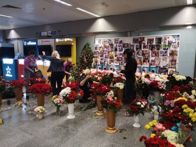 Як у «Борисполі» прощаються з українцями, які загинули в Ірані. ФОТО