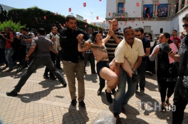 FEMEN «атакували» міністерство юстиції Тунісу. ФОТО