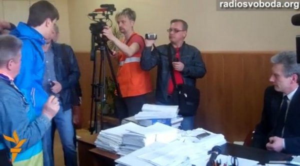 У Дніпропетровську суддю закидали яйцями. ФОТО