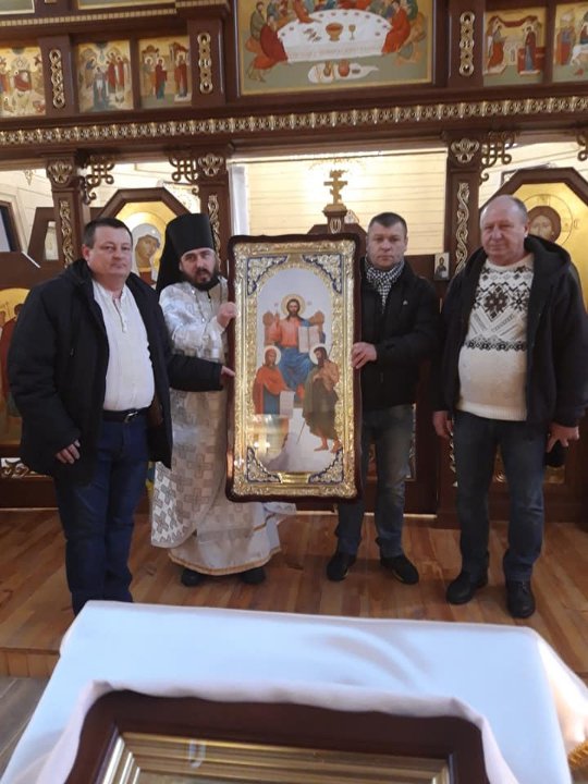 Волиняни подарували ікону храму у Волновасі та скупалися у крижаній ополонці. ФОТО