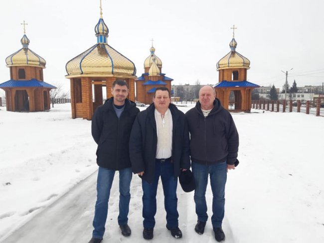 Волиняни подарували ікону храму у Волновасі та скупалися у крижаній ополонці. ФОТО