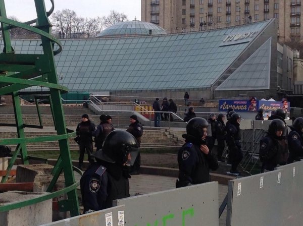 Йолка, Майдан, спецназ і квіти. ФОТО