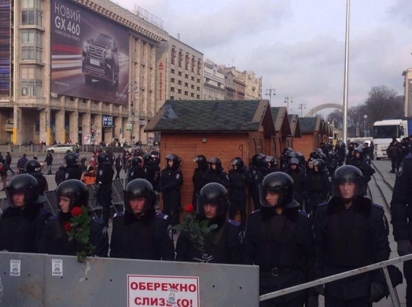 Йолка, Майдан, спецназ і квіти. ФОТО
