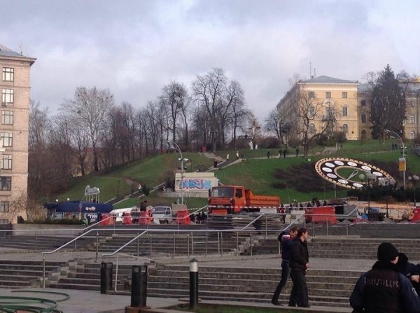 Йолка, Майдан, спецназ і квіти. ФОТО