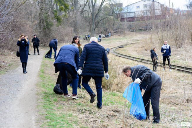 У джинсах та рукавичках: як Савченко зі студентами збирав сміття. ФОТО