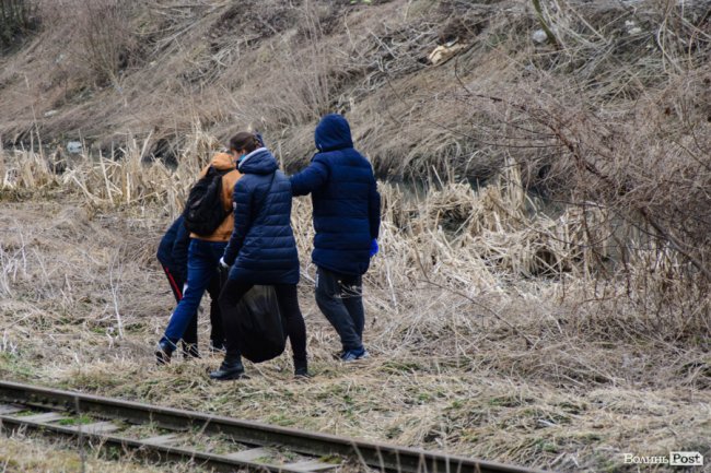 У джинсах та рукавичках: як Савченко зі студентами збирав сміття. ФОТО
