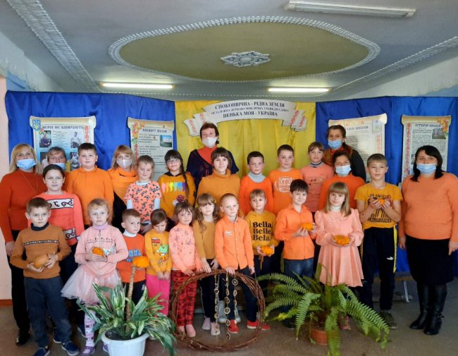 Кольоровий флешмоб: у волинській школі відзначили тиждень толерантності. ФОТО