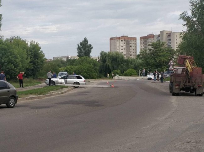 У Луцьку BMW «на бляхах» зніс два стовпи. ФОТО