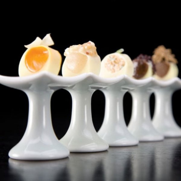  «Пальмова серцевина». Ресторан Alinea (Чикаго, США). Шеф-кухар подає на окремих п'єдесталах п'ять шматочків пальми з п'ятьма різними начинками - від ванільного пудингу до пюре з трюфелів і житнього хліба