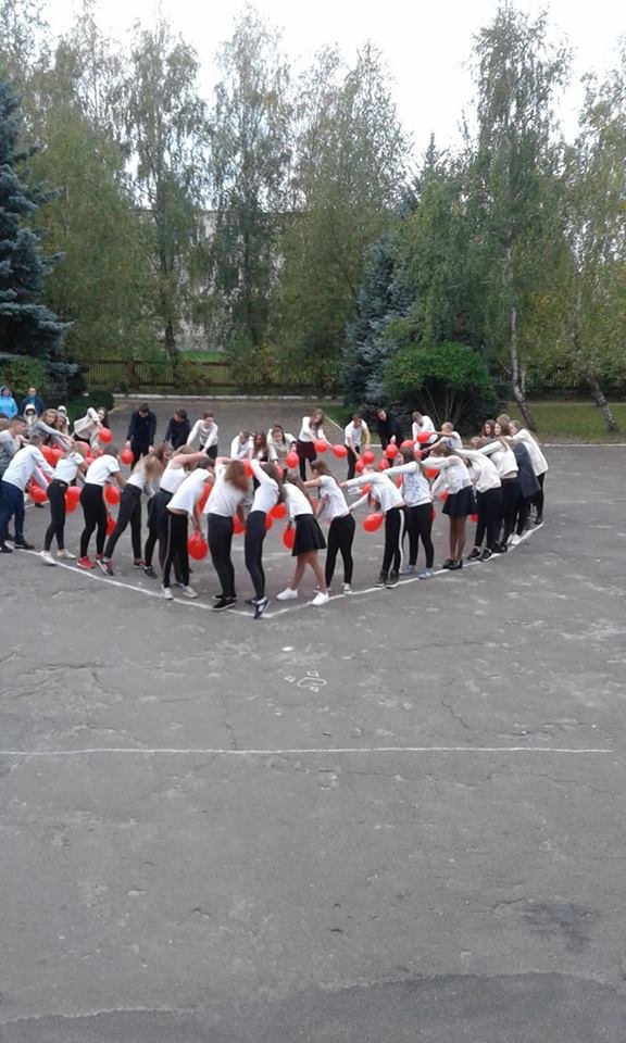 Кульки і сердечка: як у Любомлі  школярі вітали вчителів. ФОТО