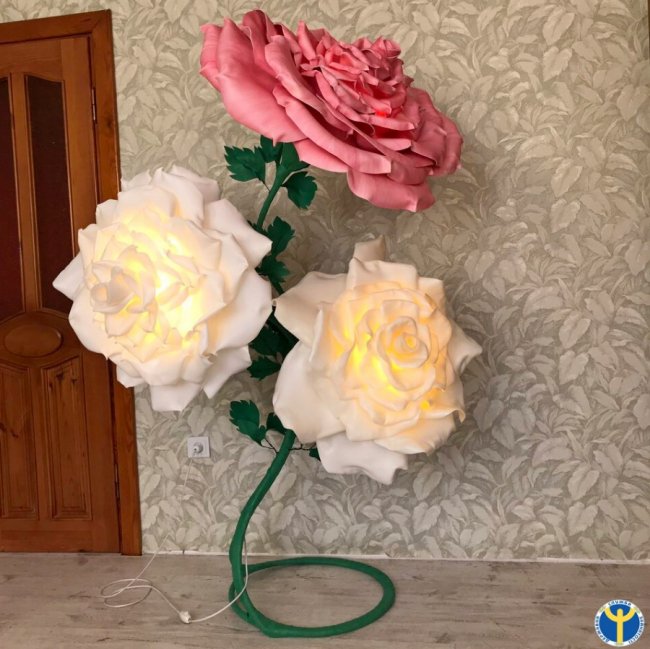 Новий тренд у Європі: волинська майстриня виготовляє квіти-гіганти. ФОТО