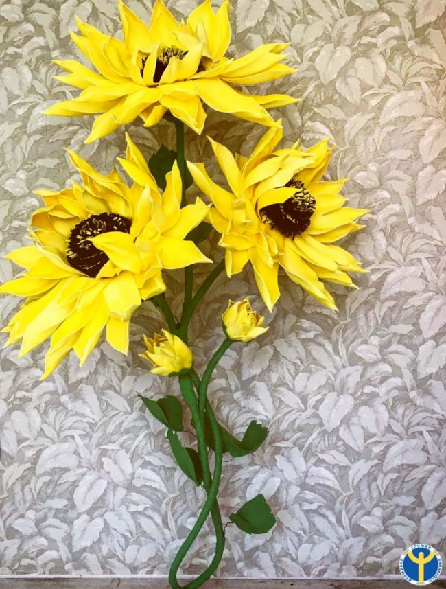 Новий тренд у Європі: волинська майстриня виготовляє квіти-гіганти. ФОТО