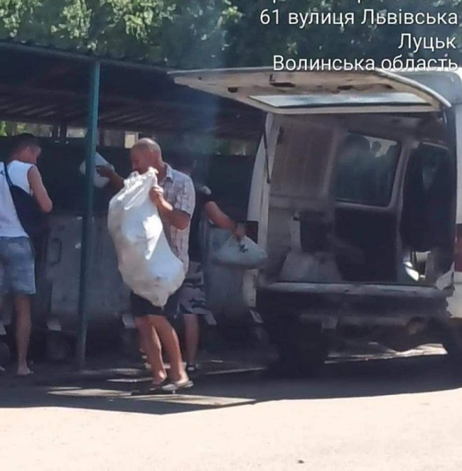 У Луцьку муніципали зловили чоловіка, який викидав будівельне сміття у контейнери