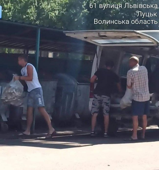 У Луцьку муніципали зловили чоловіка, який викидав будівельне сміття у контейнери