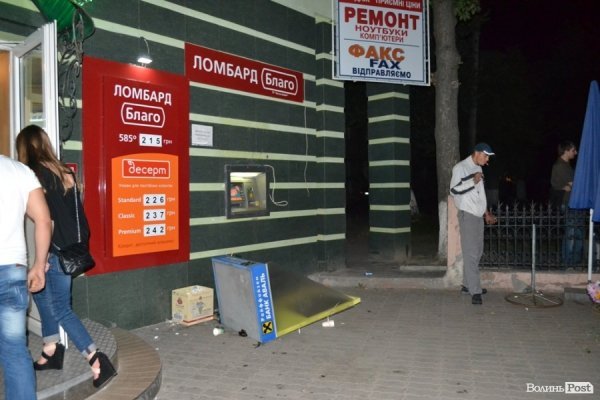 П'яний правопорушник прикований до паркану