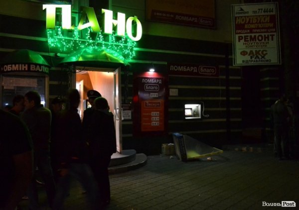 П’яний хлопець «напав» на банкомат в центрі Луцька. ФОТО