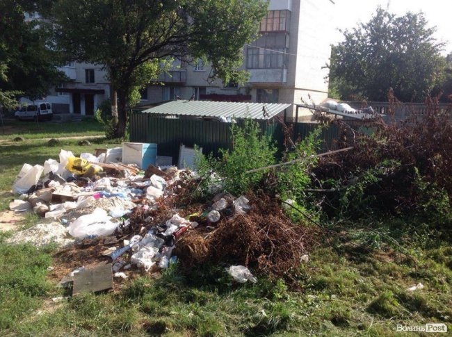 Нікому немає діла: у Луцьку двір перетворюється на сміттєзвалище. ФОТО