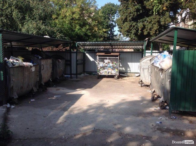 Нікому немає діла: у Луцьку двір перетворюється на сміттєзвалище. ФОТО
