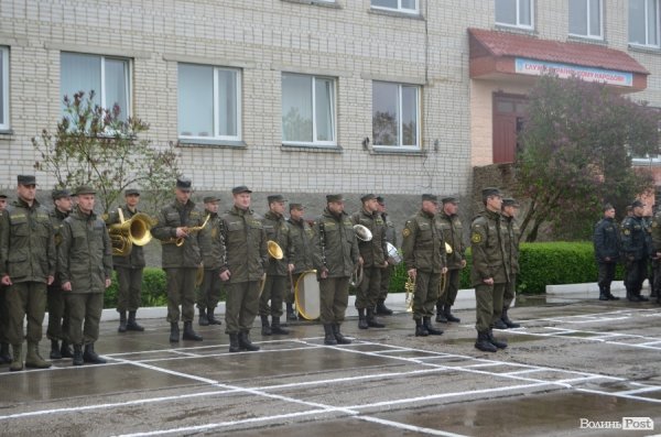У Луцьку складали військову присягу під дощем