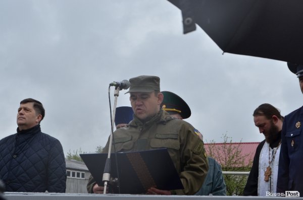 У Луцьку складали військову присягу під дощем