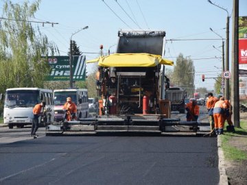 У Луцьку відновили ремонт доріг і дворів. ФОТО