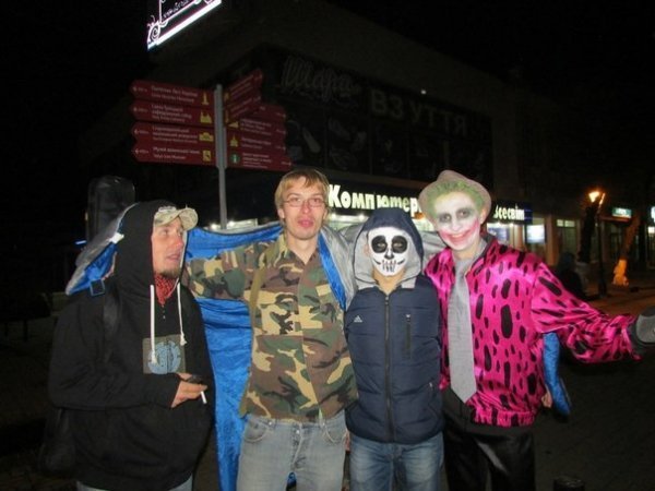 Хелловін у Луцьку: Ку-Клукс-Клан, мерці та тварини. ФОТО